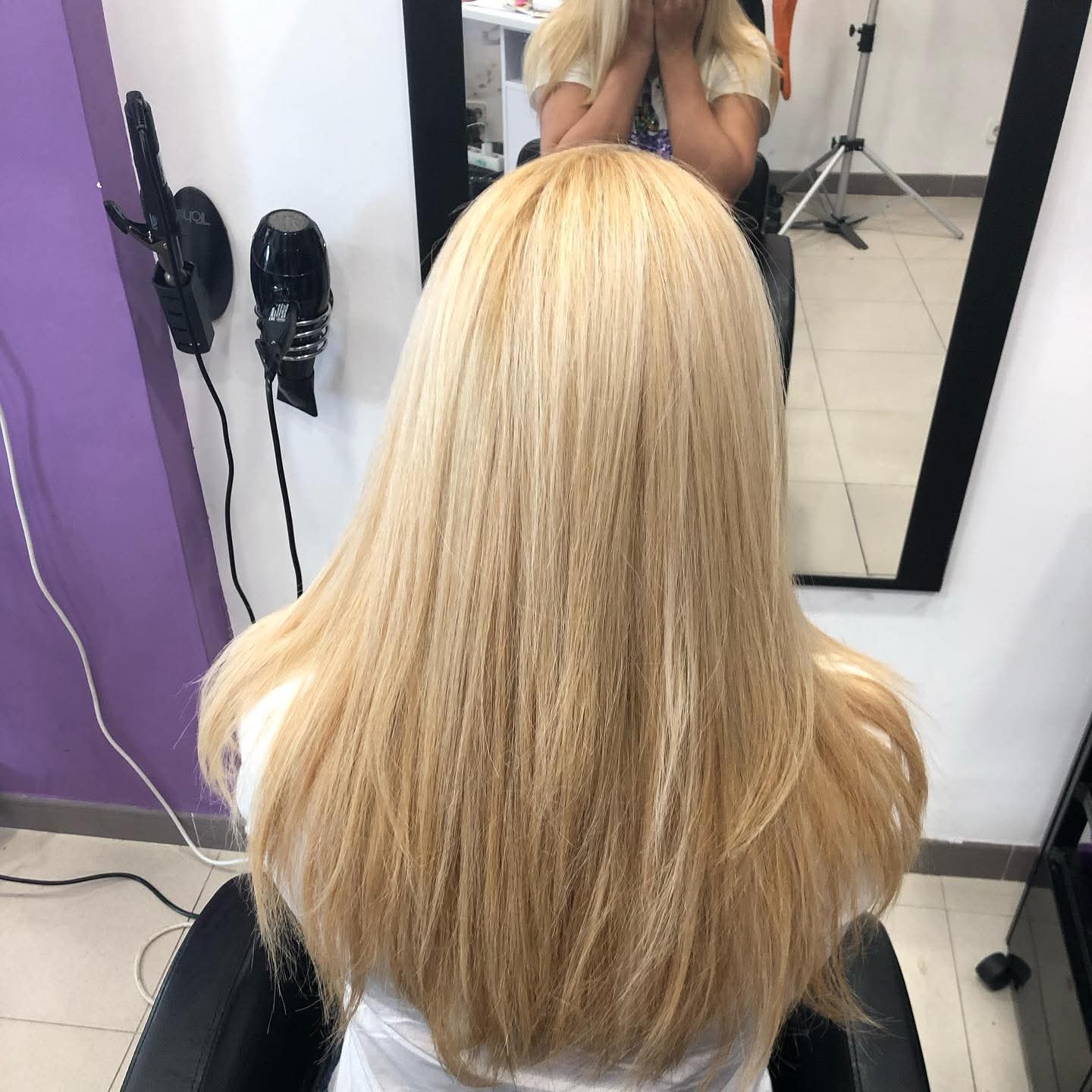 Melena rubia lisa con brillo tras alisado en Logroño