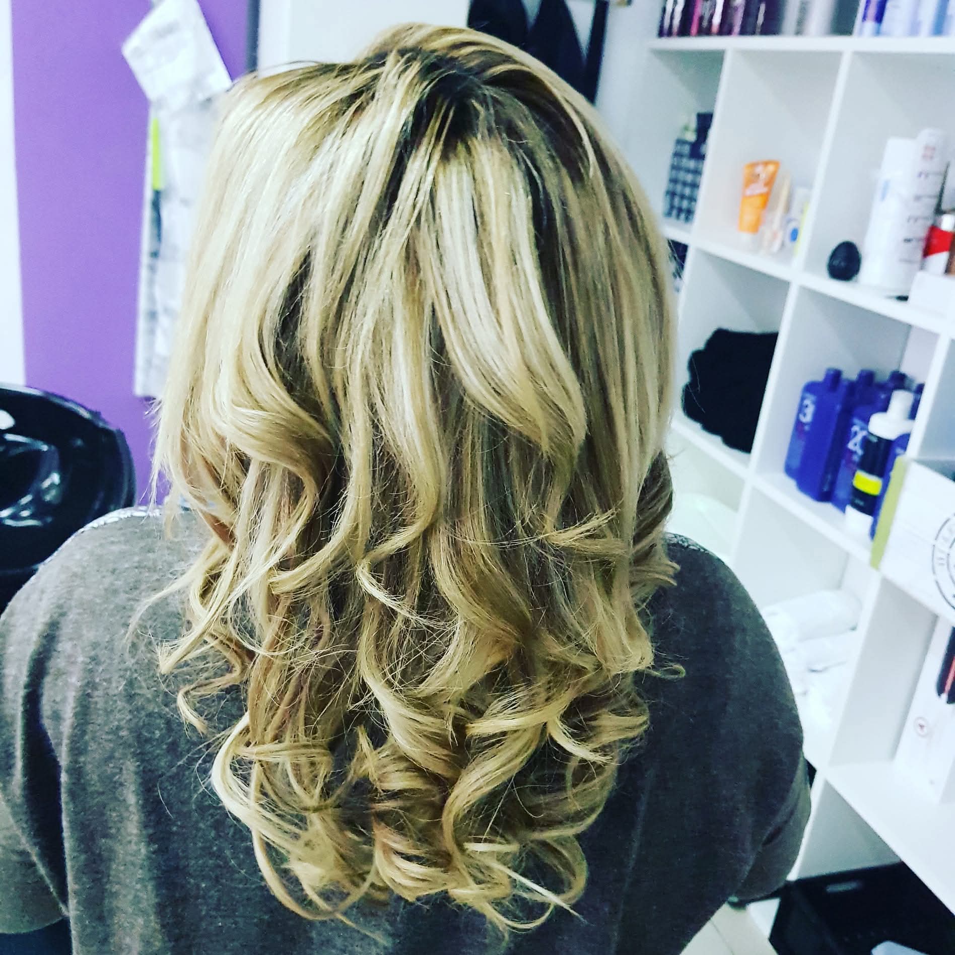 Mechas rubias con ondas y volumen realizadas en Logroño