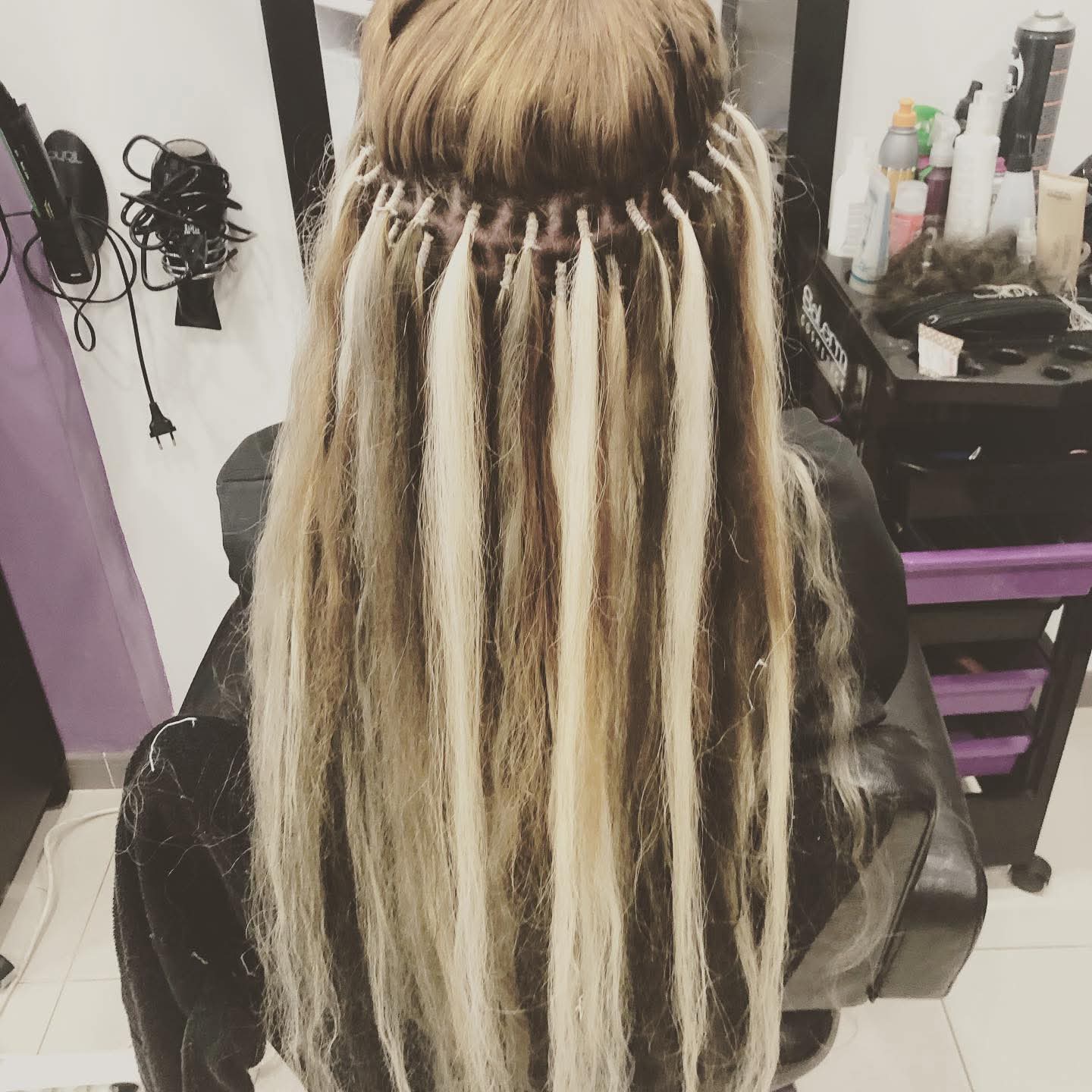 Extensiones de queratina en cabello rubio con mechas, Logroño