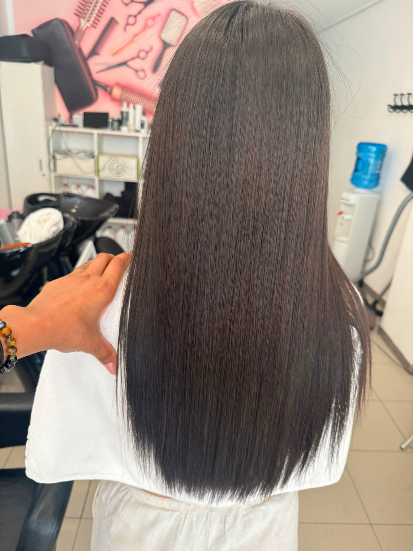 Melena lisa y sedosa tras alisado de queratina en Shalom Peluquería y Estética, Logroño