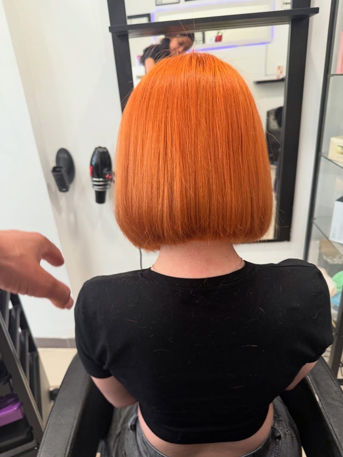 Bob naranja vibrante con acabado brillante