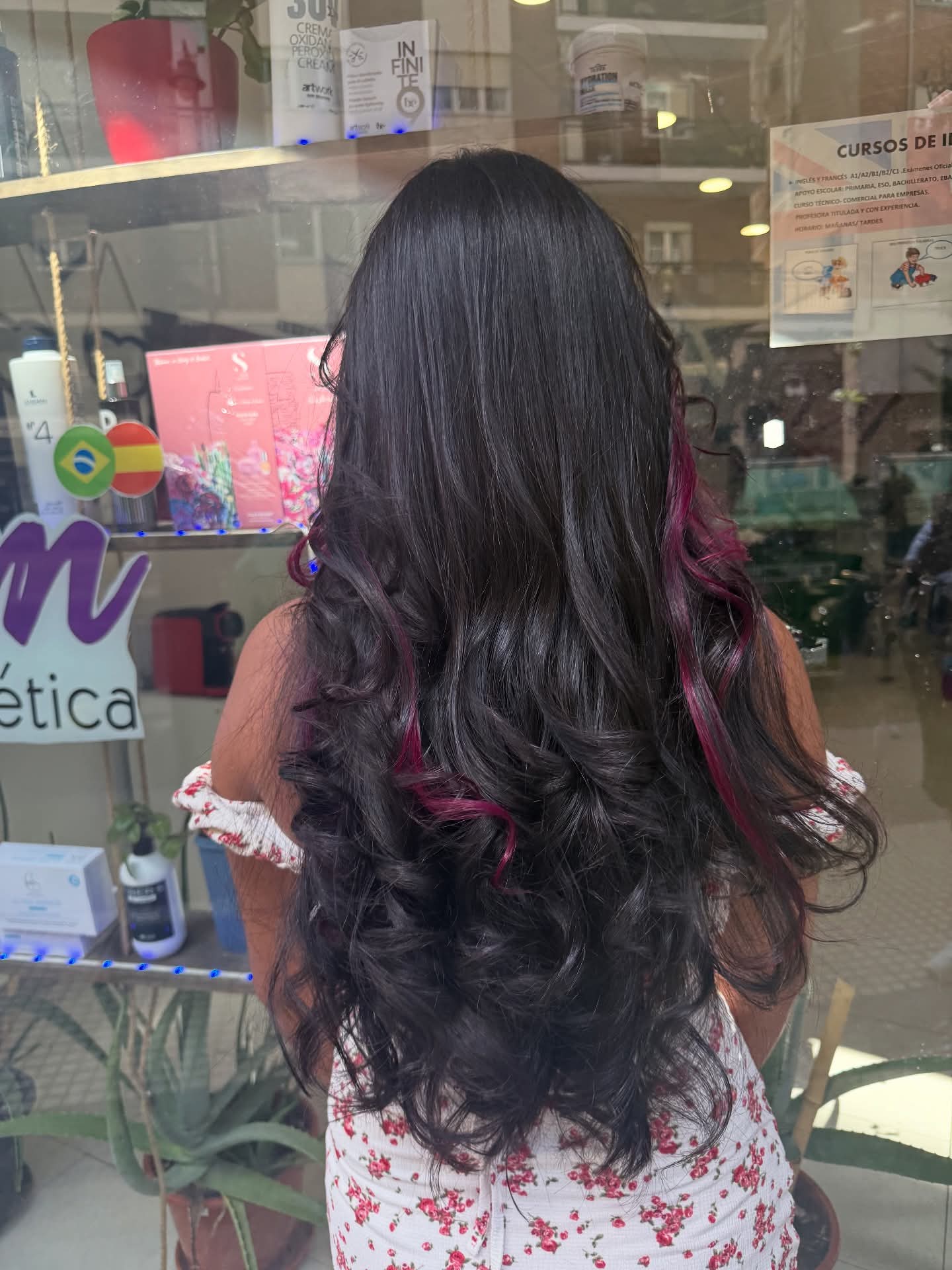 Melena larga morena con mechas fantasía en rosa, peluquería en Logroño